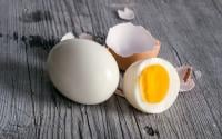 Comment écaler un œuf parfaitement sans le toucher ?
