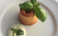 Souffle au tourteau et au poireau, basilic citron, cornet de poireau paille, crème de poireau, petit basilic