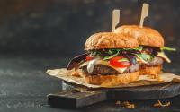 François-Régis Gaudry en quête du meilleur burger de Paris dans l’émission Très Très Bon ce samedi !