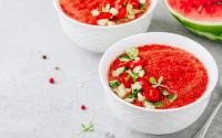 Super rafraîchissante, cette recette de gaspacho à la pastèque va devenir votre entrée préférée cet été