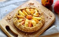 Simples à faire et délicieuses : voici notre meilleure recette pour faire des tartelettes rustiques aux pêches et aux amandes