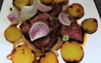 Oignons et pommes de terre rôtis au balsamique avec du filet mignon de porc