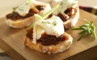 Tartine de Saint Albray, chutney pomme abricot et romarin