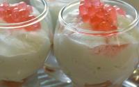 Verrine de chantilly au wasabi, saumon fumé et perles de Pamplemousse rose de Monin