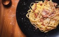 Quelle est la vraie recette de carbonara ? Julie Andrieu vous dévoile ses subtilités en répondant aux questions que beaucoup se posent