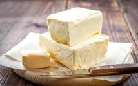 Mélanger du beurre avec de l’huile pour éviter qu’il brûle ? Cette astuce de chef est-elle vraiment efficace ?