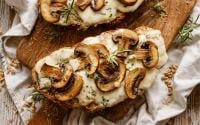 "Ça sent tellement bon, c’est incroyable" : une diététicienne partage sa recette de bruschetta aux champignons et mozzarella