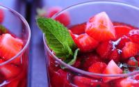 Salade de fraises, menthe et poivre noir