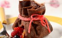 Aumônières de crêpes au chocolat, Trésor de fruits frais, Coulis de framboises au Yuzu