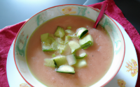 Soupe glacée de concombre, pomme et fraise