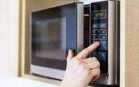 Micro-ondes : cette erreur que tout le monde fait en réchauffant son plat pourrait nuire à votre santé