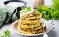 Galettes de quinoa aux épinards, oignons nouveaux et herbes fraiches