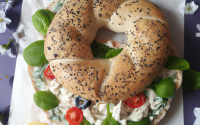 Bagel printanier au roquefort