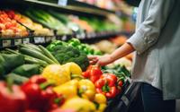 Passer ses fruits et légumes sous l’eau ne suffit pas pour éliminer les pesticides : ce toxicologue donne ses recommandations
