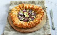 Tarte fleur au saumon, courgettes et oignon rouge