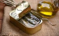 Cette erreur que vous faites tous avec l’huile de vos boîtes de sardines est vraiment à éviter