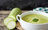 "Un délicieux velouté aux courgettes et au Kiri qui devrait sans aucun doute plaire aux enfants" : voici notre recette parfaite pour affronter la grisaille de la rentrée !