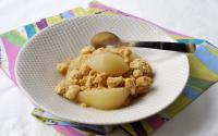 Poires pochées au thé au jasmin et son crumble