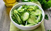 “Je vais faire ça tout l’été” : une diététicienne partage sa recette de salade de concombres légère et hyper saine !