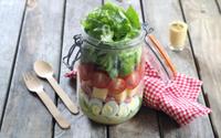 Salade en bocal : la recette parfaite à emporter avec jambon, œufs et fromage, prête en quelques minutes