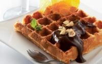 Gaufre de liège sauce au chocolat, éclats de noisette et voile de caramel