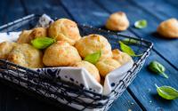 Cette recette de gougères au parmesan et pesto s’annonce idéale pour l’apéritif !