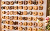 Mariage tendance avec ce mur de donuts