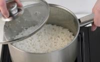 Cuire le riz différemment pourrait faire baisser ses calories de moitié