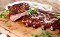 Philippe Etchebest partage sa recette de ribs de porc laqués (à manger avec les doigts ou pas)