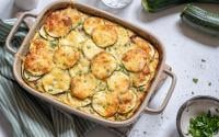 Pour une version printanière, Cyril Lignac partage sa recette de moussaka revisitée aux courgettes et ricotta !