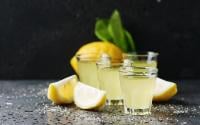 Ce chef révèle comment faire un limoncello maison facilement avec des citrons de saison