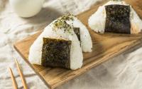 Comment faire de délicieux onigiri ? Ce snack japonais à base de riz très facile à préparer est parfait pour une petite faim !