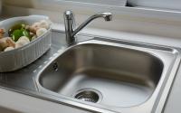 À quelle fréquence faut-il laver son évier de cuisine pour éviter qu’il ne devienne un nid à bactéries ?