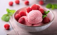 Une diététicienne partage sa recette de glace express à réaliser avec des framboises surgelées et son mixeur !