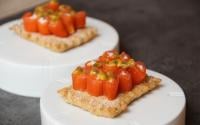 Crackers au Carré Frais et petit épeautre, roulé de saumon au Saint Agur et grenadille