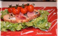 Tartines de jambon cru au chèvre et tomates cerises confites