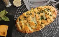 Apéritif dînatoire : cette recette de pain effeuillé à l’ail va mettre d’accord tous vos invités !