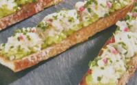 Tartines au carré frais, crabe, avocat et cornichon