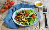 Marre de la salade de tomates ? voici 10 recettes pour des salades veggie rafraîchissantes
