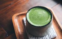 On a trouvé une alternative locale et gratuite au matcha : bluffante en boisson comme en pâtisserie