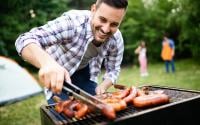 Faut-il piquer ou non les saucisses au barbecue ? Jamy Gourmaud tranche une fois pour toutes la question