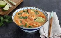 Soupe thaï au curry rouge, crevettes et vermicelles de riz  : la recette qui réchauffe et régale à tous les coups !