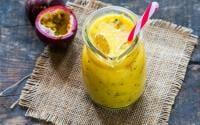 Parfait pour se rafraîchir : testez ce délicieux smoothie ananas, orange, passion signé Julie Andrieu !