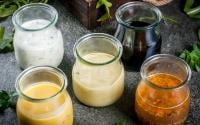 Les sauces industrielles sont “souvent bourrées de sucre et d'additifs” : voici donc 5 recettes express de vinaigrettes idéales pour la santé !