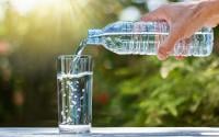 L’eau en bouteille périme-t-elle ?