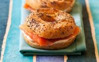 Bagels aux graines de pavot et saumon fumé