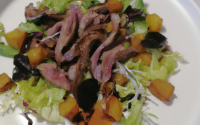 Salade tiède de canard confit et barbe de capucins au vinaigre de Leffe brune