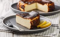 Cheesecake basque : la recette que tout le monde aime, facile à faire avec un moule à cake !