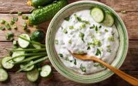 Tzatziki : l’astuce et la recette de la cheffe grecque Dina Nikolaou pour une recette encore plus fraîche !