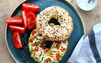 Bagel au poulet et guacamole : la recette fraîche et ultra simple à glisser dans votre panier de pique-nique